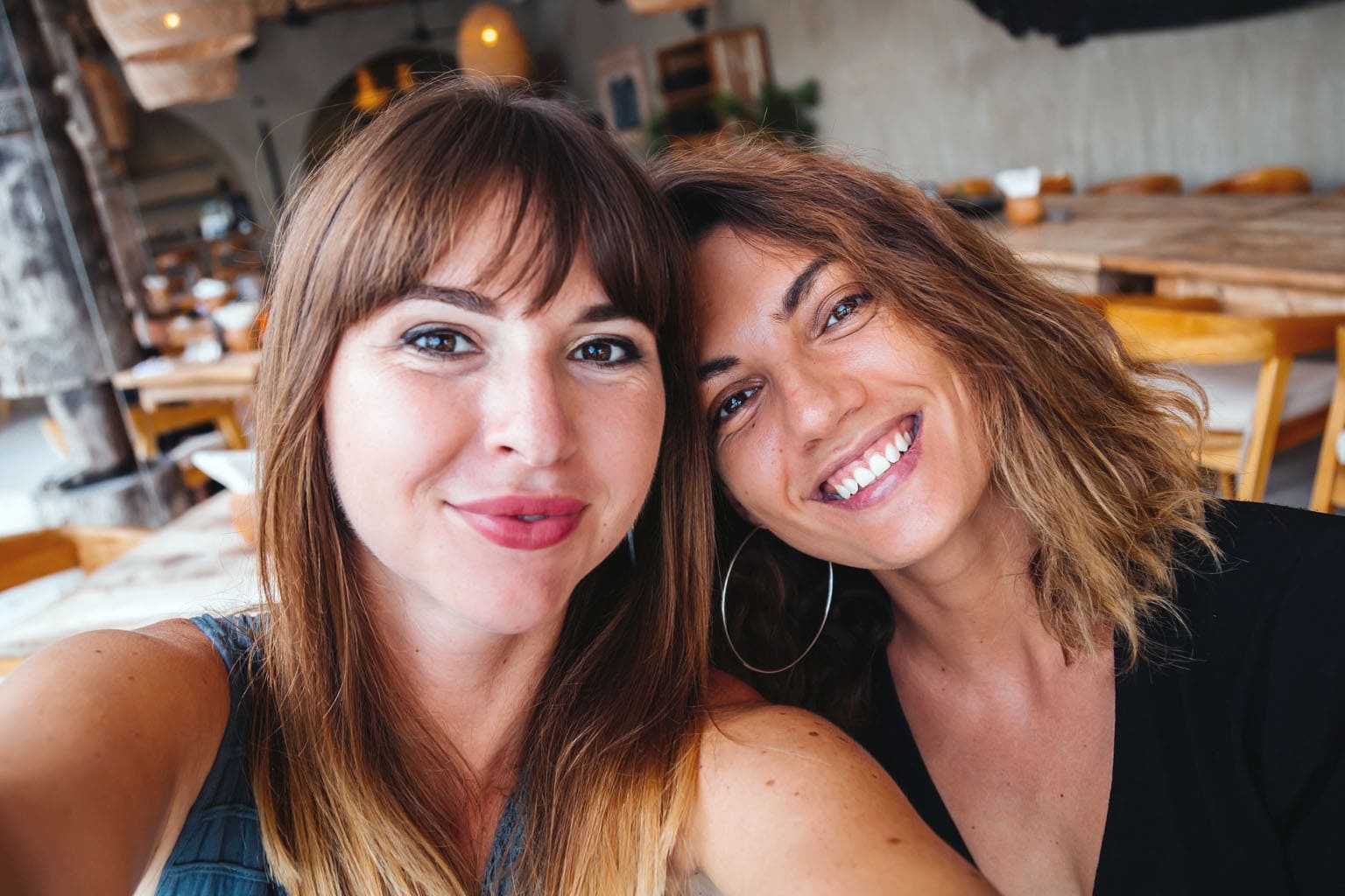 maman hybride qui profite d’un moment entre copines au restaurant, femme qui prend soin d’elle et cultive son bien-être et sa vie sociale