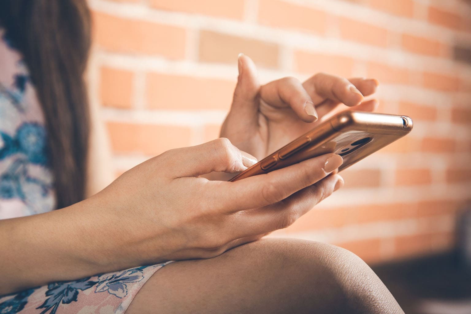 ALT Femme utilisant son téléphone portable et scrollant sur les réseaux sociaux dans un contexte de charge mentale numérique
